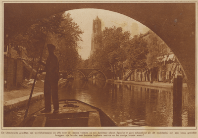 67518 Gezicht onder de Smeebrug door over de Oudegracht naar het noorden met de beide werven te Utrecht.